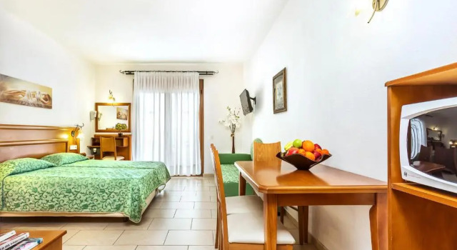 Студия с боковым видом на бассейн Nereides Hotel