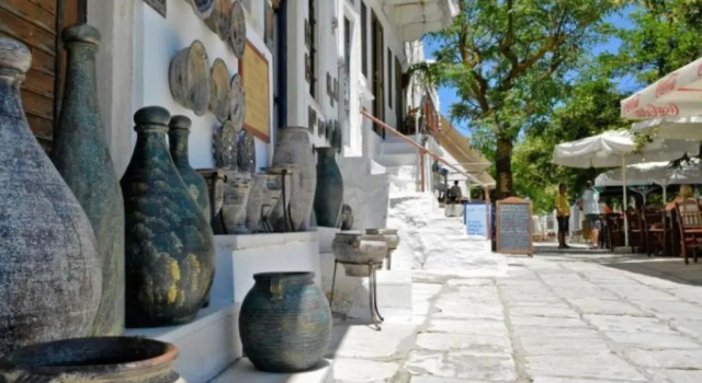 apeiranthos traditional stone house