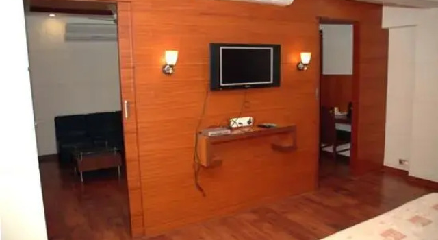 Hotel Dev Coronet, Забронировать Отель Ахмадабад штат Гуджарат, рядом с Gujarat University