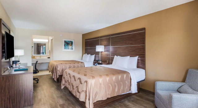 Standard Neljän hengen huone Quality Inn & Suites Suffolk West
