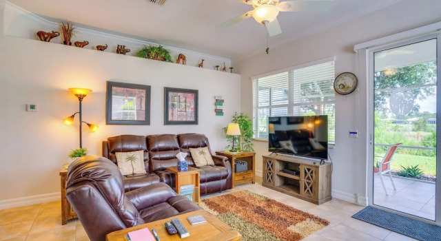 Pool Access & Lake-view Lanai! Port Charlotte Gem