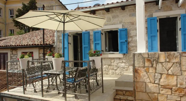 Апартаменты Old Stone Holiday Home
