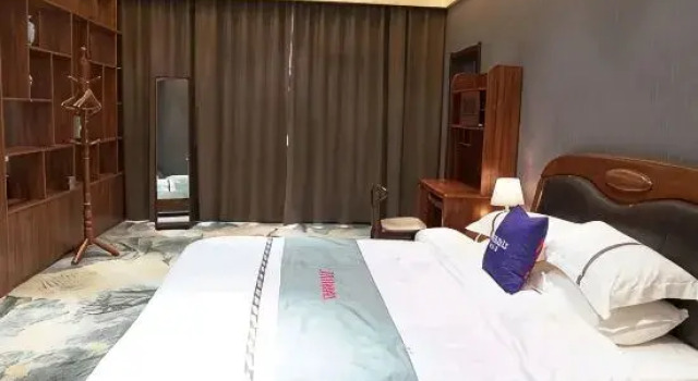 Люкс Deluxe Yiyi Hotel (Zhoukou Station)