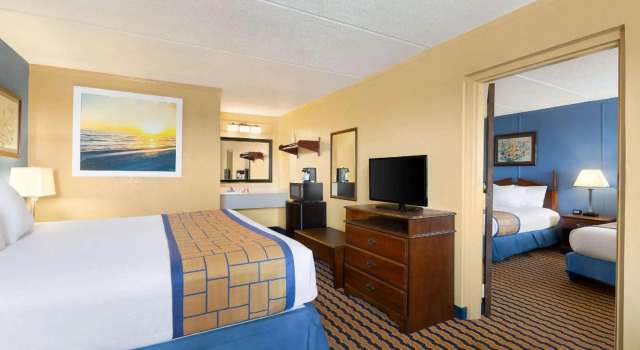 Шестиместный люкс c 1 комнатой Days Inn & Suites by Wyndham Fort Bragg/Cross Creek Mall