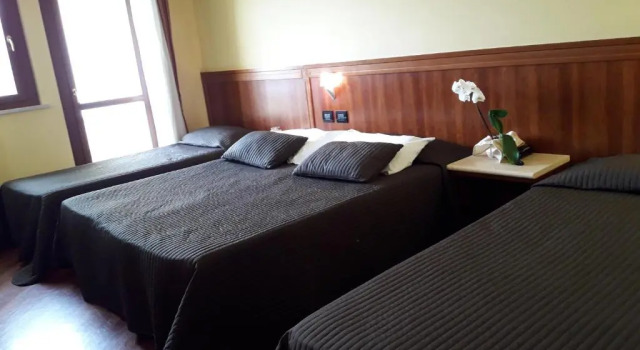 Четырёхместный номер Standard с видом на озеро Hotel Miralago