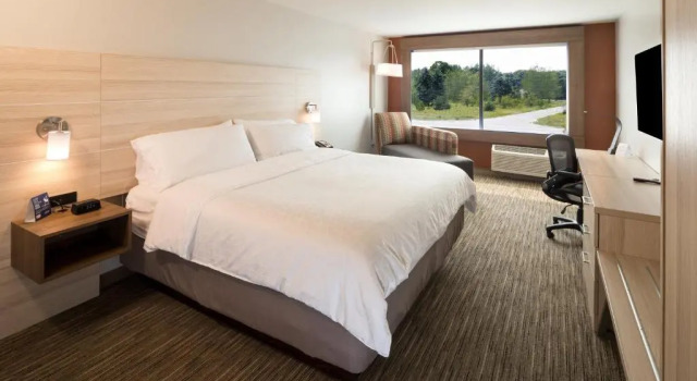 Четырёхместный номер Standard Holiday Inn Express Hotel & Suites Bay City by IHG
