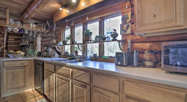 Коттедж с 3 комнатами Cabin: Private Hot Tub, Walk to Pats Peak Ski Area