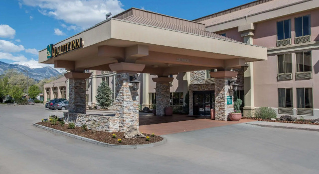Кровать в общем номере Quality Inn Colorado Springs South