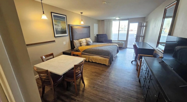 Люкс Superior Home Away Inn LLC Laramie
