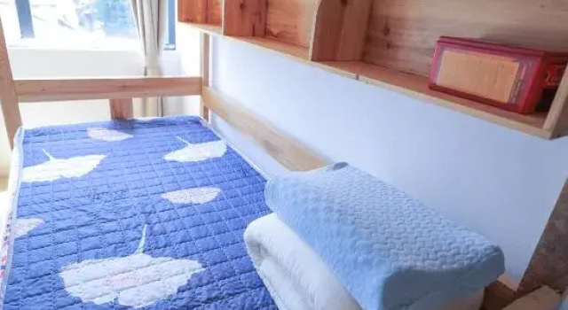 Кровать в общем номере (мужской номер) Xingyi Yiyi Youth Hostel