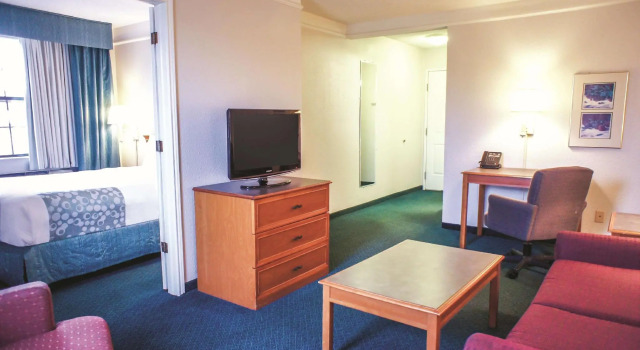 Двухместный люкс Deluxe La Quinta Inn by Wyndham Moline Airport