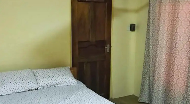 Economy Zimmer Twitter Paradise Guest House