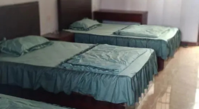 Кровать в общем номере Yuzhong Hotel