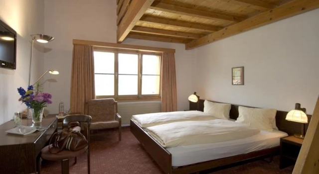 Hotel Crestas, Rezervați Hotel Hoteluri în Brigels cu parcare, Parcare