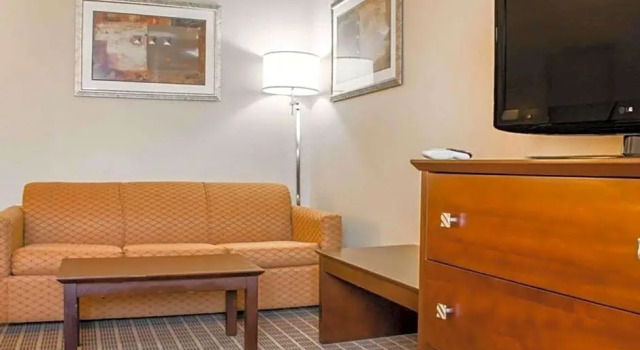 Люкс Comfort Suites Huntsville MidCity District at Research Park