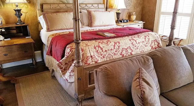 Suite The Ballastone