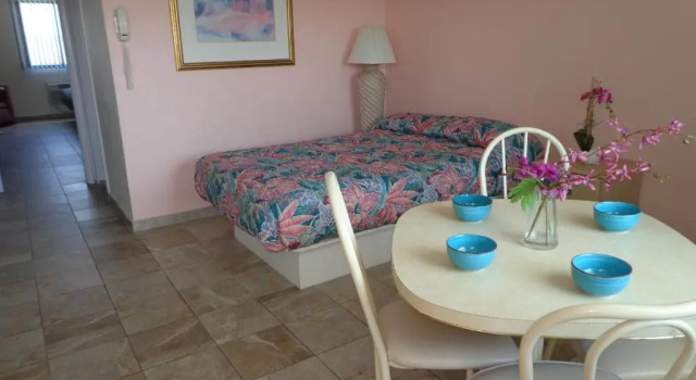 Люкс с 2 комнатами с балконом и с видом на бассейн Isle of Palms Motel