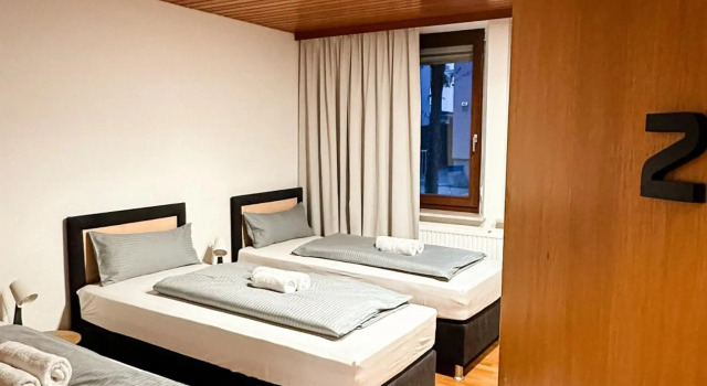 Suiteable Living - Boardinghaus mit Parkplätzen, WLAN und Waschraum, Забронировать Отель Байройт Верхняя Франкония, рядом с Музей Вильгельма Лойшнера