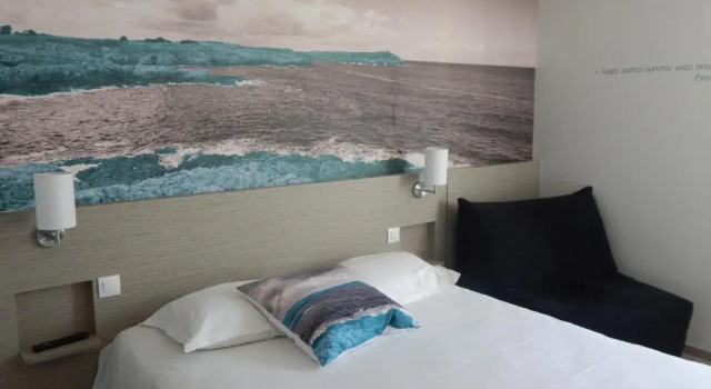 Трёхместный семейный номер Standard Logis Hotel Restaurant Au Chêne Vert, Saint-Brieuc
