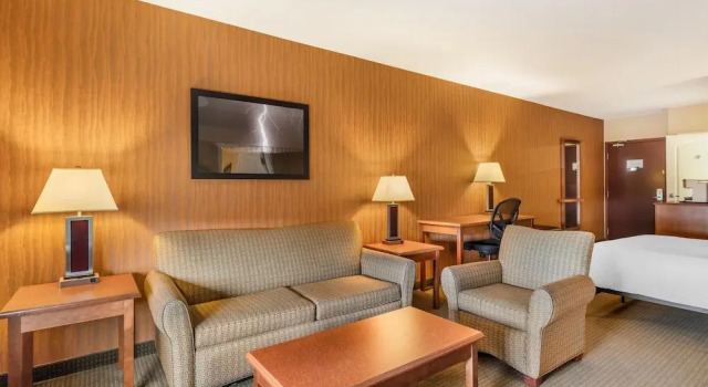 Семейный люкс Best Western Plus Service Inn & Suites