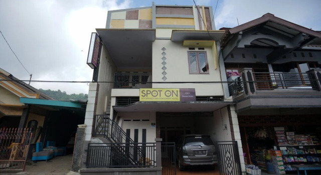 Dome Hotel by OYO Rooms, Rezerwuj Hotel Sapikerep Indonezja