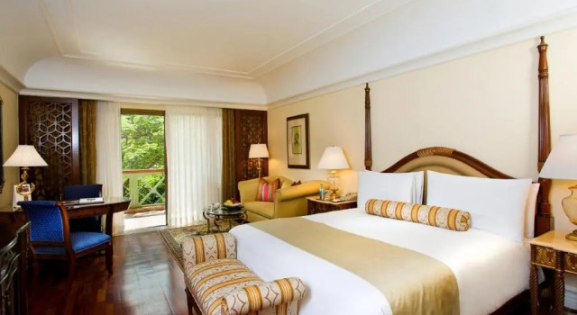 Номер Standard с балконом и с видом на сад The Leela Palace Bengaluru