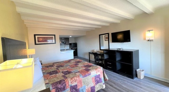 Люкс Deluxe James River Inn & Suites