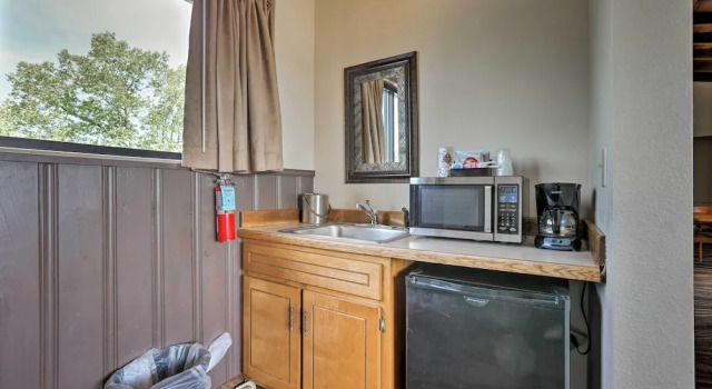 Burkesville Apt w/ Deck, Views & Pool Access!, Réserver Appartement Burkesville 