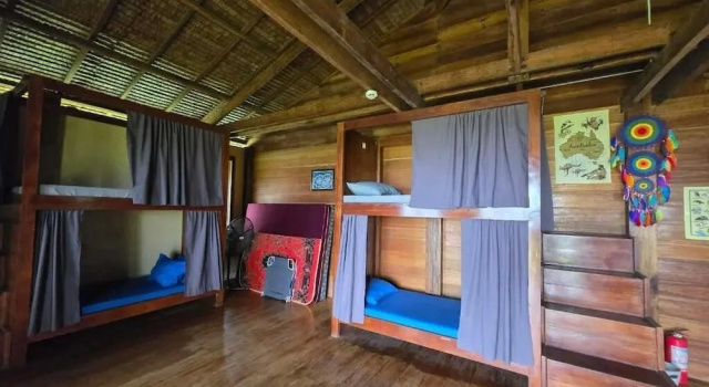 Кровать в общем номере рядом с пляжем International Cruisers Seafront Beach Resort and Farm