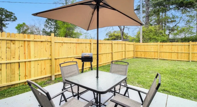 Коттедж Inviting Savannah Home w/ Yard: 3 Mi to Downtown!