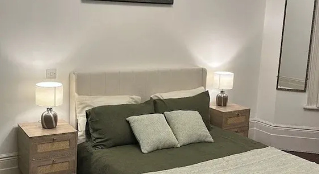 Cosy West Kensington Apartment - 3 Min to Tube, Забронировать Апартаменты/квартира Отели Лондона с парковкой, рядом с Колледж Илинга, Хаммерсмита и Западного Лондона, Парковка