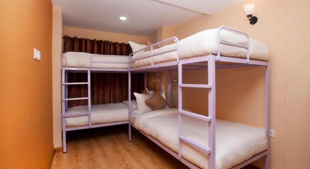 Кровать в общем номере Holiday Hostel