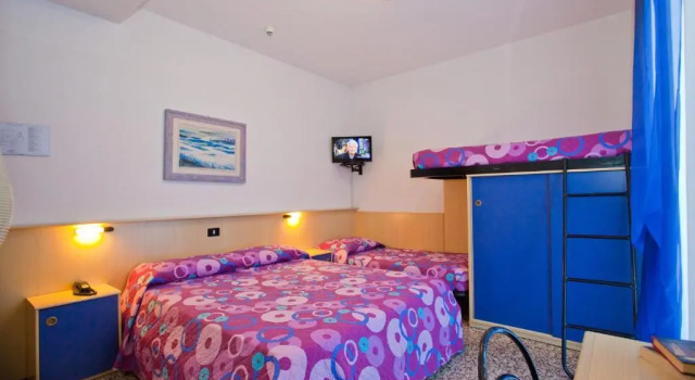 Четырёхместный номер Standard с балконом Hotel Catto Suisse