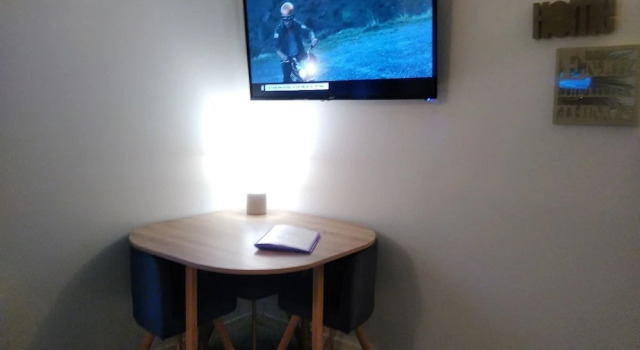 L établissement LA PLAGE A 2 PAS vous propose, 3 Appartements DEUX chambres, 1 appartement une pièce , NETFLIX, lits faits à votre arrivée, serviettes de toilette, Ménage, Wifi, en hyper centre ,Plage à 100m, BOX à Vélos, paiement 3 fois sans frais, Book Hotel Dieppe 