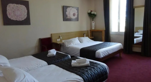 Hotel Restaurant Le Castel Fleuri, Забронировать Отель Отели Вара с бассейном, Бассейн