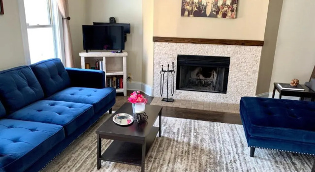 Old Town-Gold Coast Huge 5 br Home/ Free Parking/ Breakfast/ Pets OK/ Back Yard/ Walk Everywhere