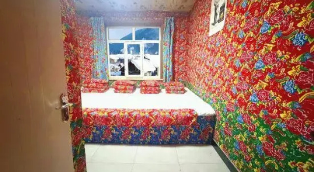 Кровать в общем номере Snow Village Inn