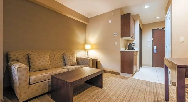 Четырёхместный номер Executive Holiday Inn Express Golden-Kicking Horse by IHG