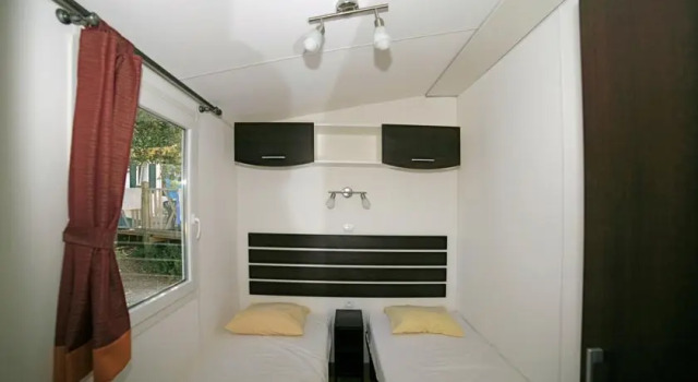 Camping La Pinede, Rezerwuj Pole kempingowe Hotele w Cadarache z parkingiem, Parking