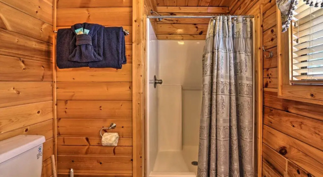 Коттедж 1 Mi to Dollywood: Quiet Cabin w/ Hot Tub!