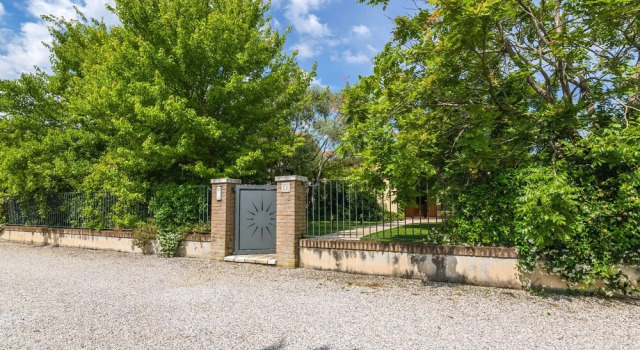 Scenic Villa in Castelnuovo di Porto Near Rocco Colonna, Забронировать Вилла Отели Местре с парковкой, Парковка