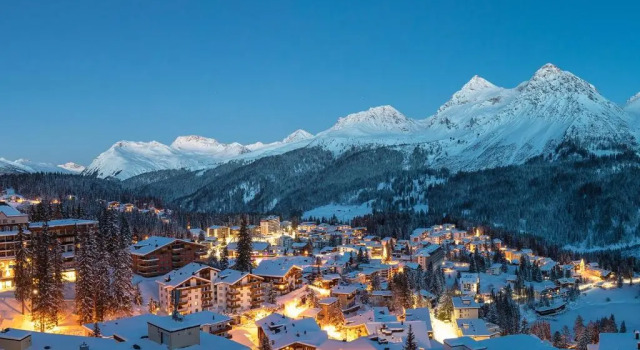 Кровать в общем номере Arosa Mountain Lodge