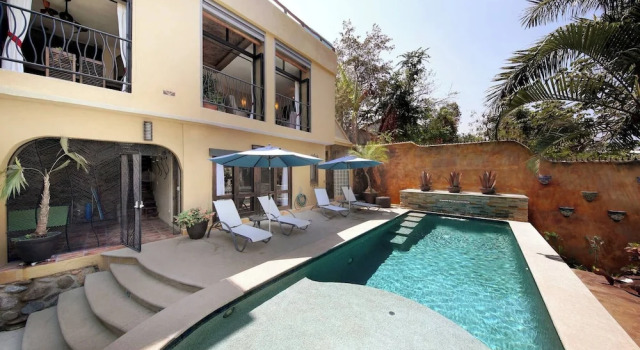 Вилла с 4 комнатами с видом на сад Private 4-story Lux Villa, With 5-star Concierge