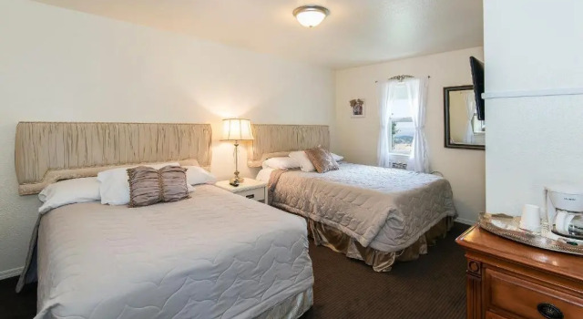 Четырёхместный люкс Virginia City Inn