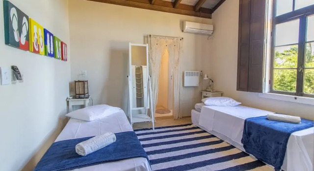 Comfortable Duplex in Praia do Rosa - SC Rfe000, Забронировать Апартаменты/квартира Отели Прайя-ду-Роза с парковкой, рядом с Пляж Роза, Парковка