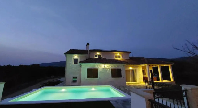 Вилла Whitestone Villa