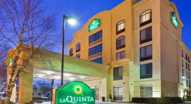 Кровать в общем номере La Quinta by Wyndham Garden City