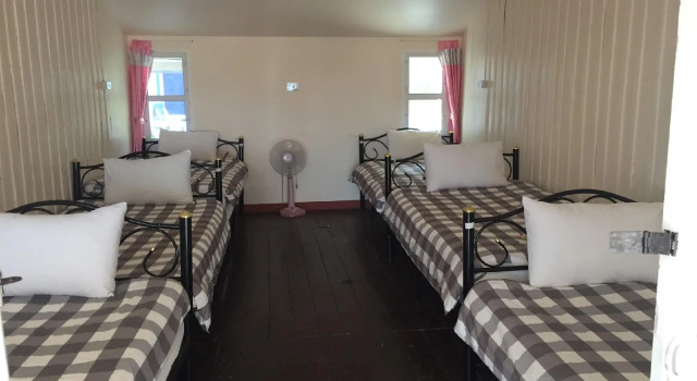 Кровать в общем номере Shin Sane Guesthouse