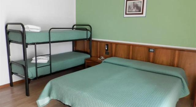 Четырёхместный номер Standard Continental Hotel