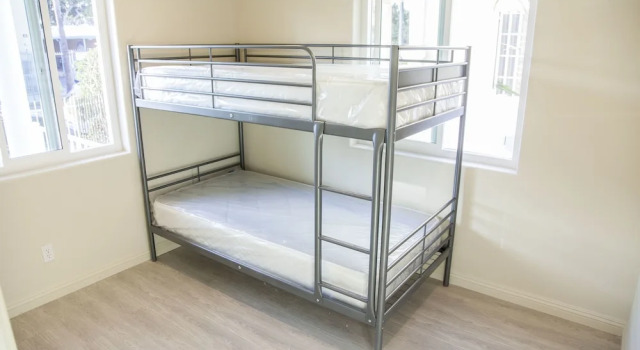 Кровать в общем номере Los Angeles Extended Stay Hostel